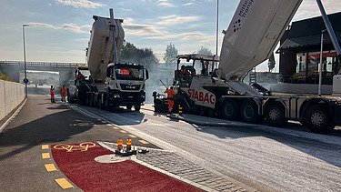 Foto von der Baustelle mit vielen Fahrzeugen von STRABAG