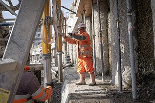 Bauarbeiter am einweisen