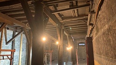 Foto von ersten Bauarbeiten im Unterschoss. Alte lehre Betonwände
