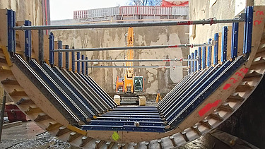 Aufnahme in der Baustelle mit Fokus auf ein grosses Schalungselement