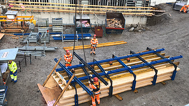 Aufrichten der Holzschalung mit Kran 