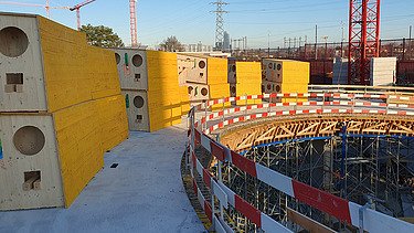 Fertige Schalungselemente auf der Baustelle