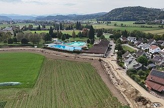 Drohnenaufnahme der Baustelle mit Sicht auf den Bachverlauf