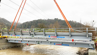 An Stahlseilen hängendes Brückenelement