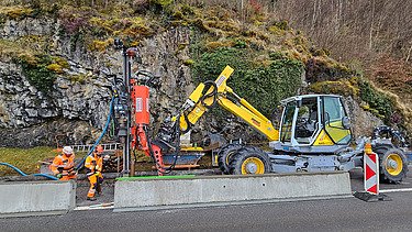 Schweres Gerät und Mitarbeitern, aufgenommen von den Seeuferseite her