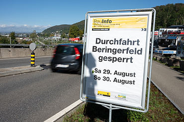 Durchfahrt gesperrt Hinweisschild vor einem Kreisverkehr. Mit Informationen bzgl. Umleitung