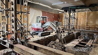 Foto von Bauarbeiten in der Unterführung mit einem Bagger