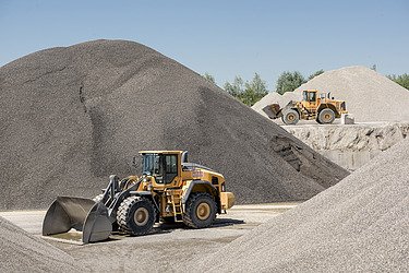 Bagger in Baustoffgrube