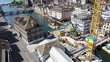 Vogelperspektive über die gesamte Baustelle und Rathaus Zürich.