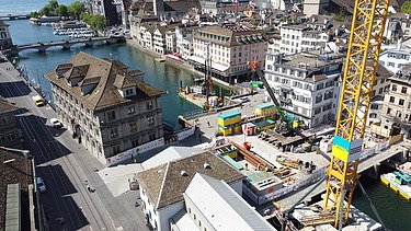 Vogelperspektive über die gesamte Baustelle und Rathaus Zürich.