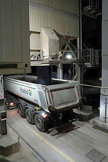 Fertige Asphaltmischung wird in den Lastwagen gekippt.