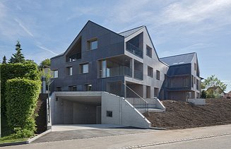 Foto von einem energieautarkem Mehrfamilienhaus in Brütten