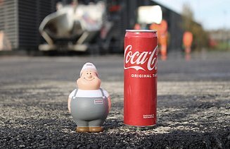 Foto von STRABAG Figur und Coca Cola Dose