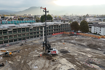 Luftaufnahme der Baustelle Schule Wiesental mit Bohr- und Rammgerät LRB 23 bei laufenden Spezialtiefbauarbeiten