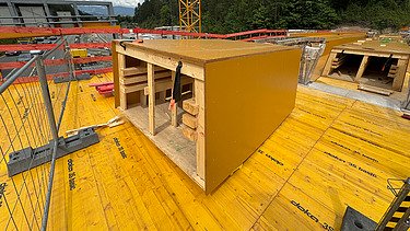 Aufnahme flach über die Baustelle und die Schalungselemente mit Fokus auf ein ein würfelförmiges Eelement