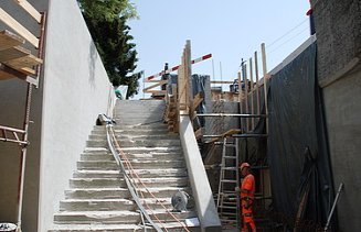 Treppenaufgang von der Personenunterführung zur Strasse in Arbeit