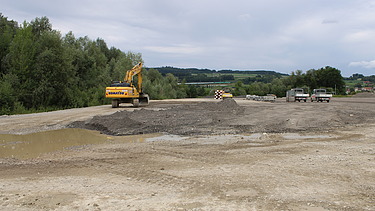 Bagger auf dem Geländer der zukünftigen Bodenwaschanlage