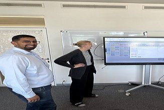 Shanawaz, LEAN-Experte, schaut und lächelt in die Kamera