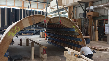 Aufnahme in der Baustelle mit Schalungselementen für die obere Wölbung