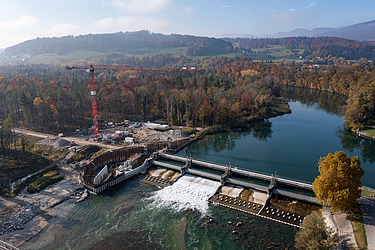 Luftaufnahme des Dotierkraftwerks Schönenwerd, wo STRABAG im Ingenieurtiefbau Bauarbeiten an der Wasseranlage durchführt.