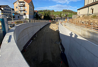 Elegant geschwungene Betonmauer in Herisau nach Fertigstellung